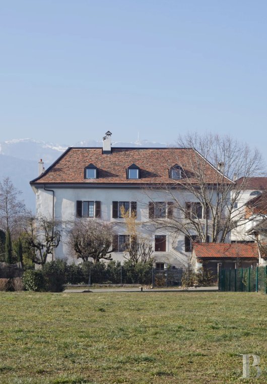 Dans l’Ain, à proximité de Genève, une maison du 17e siècle traversée par un souffle contemporain - photo  n°30